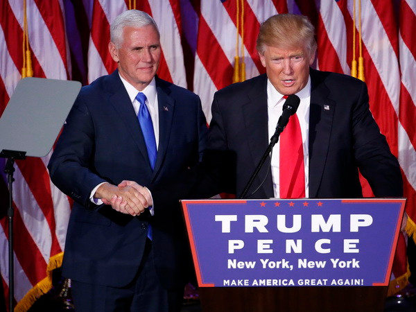 Tổng thống mới đắc cử Donald Trump (phải) phát biểu sau khi giành chiến thắng trong cuộc bầu cử Tổng thống Mỹ tại New York ngày 8/11. (Nguồn: EPA/TTXVN) Lý do nào giúp ông Donald Trump bước chân vào Nhà Trắng ảnh 1