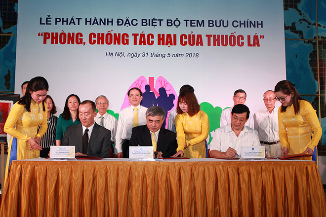 Tác hại của thuốc lá được cảnh báo trên con tem bưu chính ảnh 1