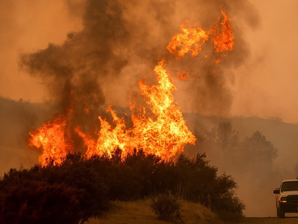 Mỹ: Hàng nghìn người sơ tán do cháy rừng lan tới khu dân cư ảnh 1