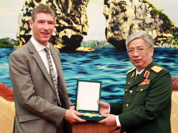 Lãnh đạo Bộ Quốc phòng tiếp Đại sứ Anh, Tùy viên quốc phòng Singapore ảnh 1