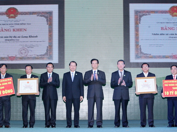 Thủ tướng trao Bằng công nhận “Huyện nông thôn mới” đầu tiên ảnh 1