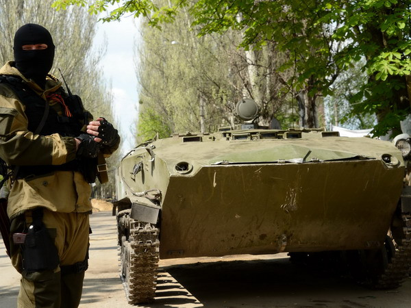 Quân đội Ukraine đưa xe bọc thép tấn công vào Slavyansk ảnh 1