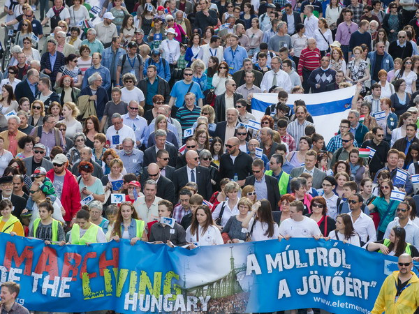 Hàng nghìn người tuần hành tưởng nhớ các nạn nhân Do Thái ảnh 1