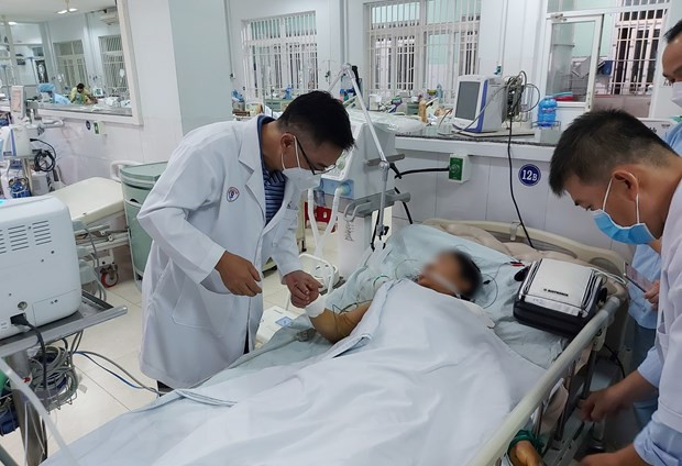 Các bác sỹ Bệnh viện Chợ Rẫy hỗ trợ điều trị cho các Bệnh nhân ngộ độc Botulinum tại Bệnh viện Đa khoa Khu vực Bắc Quảng Nam. (Ảnh: TTXVN) Hai nạn nhân cuối cùng do ăn cá chép muối ủ chua đã được xuất viện ảnh 1