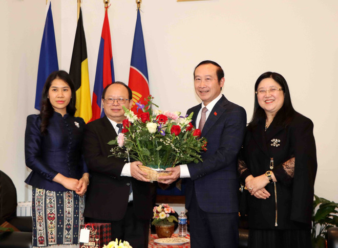 Đại sứ Việt Nam tại Bỉ-Trưởng Phái đoàn Việt Nam bên cạnh EU Nguyễn Văn Thảo (thứ 2, phải) chúc mừng Đại sứ Phoukhong Sisoulath nhân dịp Tết cổ truyền của Lào. (Ảnh: Hương Giang/TTXVN) Quan hệ Việt-Lào ngày càng phát triển, đi vào chiều sâu, thiết thực ảnh 1
