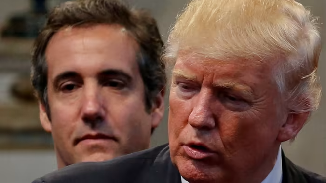 Cựu Tổng thống Mỹ Donald Trump đã nộp đơn kiện cựu luật sư Michael Cohen (trái). (Nguồn: Reuters) Ông Trump kiện luật sư cũ Cohen, yêu cầu bồi thường 500 triệu USD ảnh 1