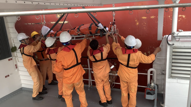 Kịp thời cấp cứu hai thuyền viên nước ngoài bị nạn trên biển ảnh 2