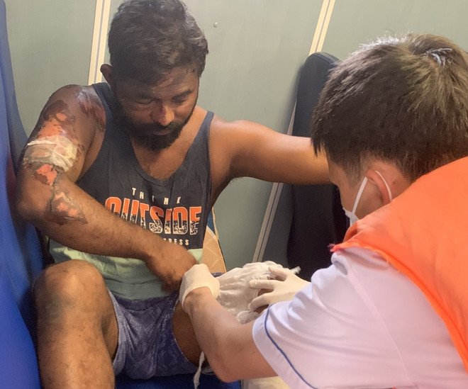 Kịp thời cấp cứu hai thuyền viên nước ngoài bị nạn trên biển ảnh 1