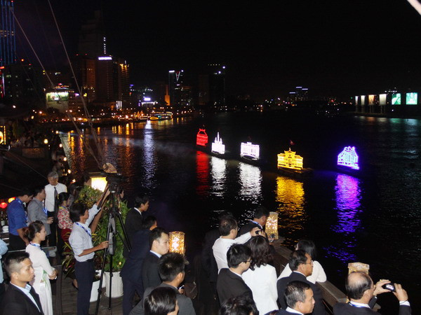 [Photo] Thành phố Hồ Chí Minh lần đầu tổ chức lễ hội thuyền đăng ảnh 1