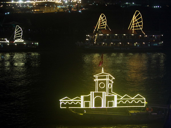 [Photo] Thành phố Hồ Chí Minh lần đầu tổ chức lễ hội thuyền đăng ảnh 2