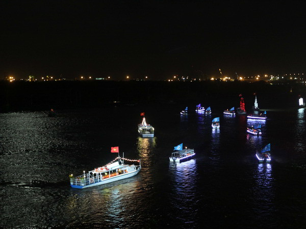 [Photo] Thành phố Hồ Chí Minh lần đầu tổ chức lễ hội thuyền đăng ảnh 3