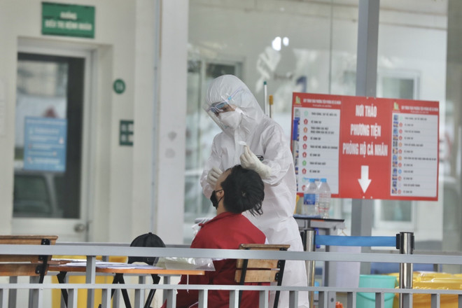 Thủ tướng yêu cầu tìm giải pháp đẩy lùi ca nặng và tử vong do COVID-19 ảnh 1