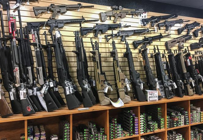 Súng được bày bán tại một cửa hàng ở Las Vegas, Nevada, Mỹ. (Ảnh: AFP/TTXVN) Thêm một bang ở Mỹ cho phép sở hữu vũ khí giấu kín không cần giấy phép ảnh 1