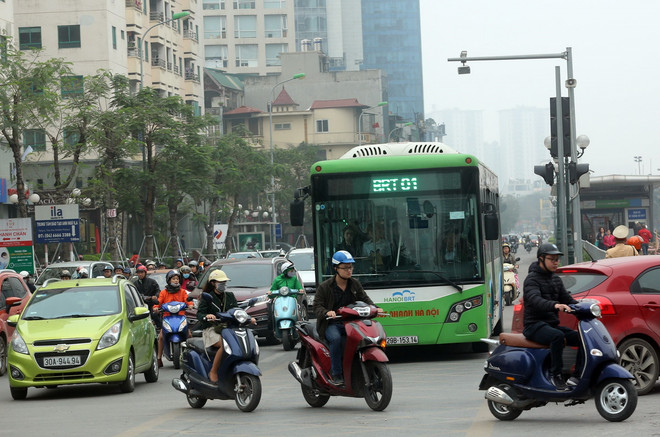 Xe buýt nhanh BRT lưu thông trên đường phố. (Ảnh: Huy Hùng/TTXVN) ttxvn_brt 2_7.jpg