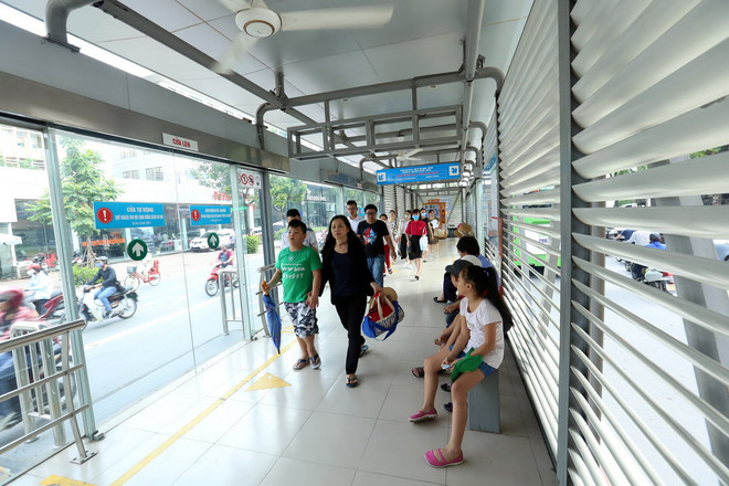 Các nhà chờ xe buýt BRT rất sạch sẽ và thông thoáng. (Ảnh: Huy Hùng/TTXVN) ttxvn_brt 2_3.jpg