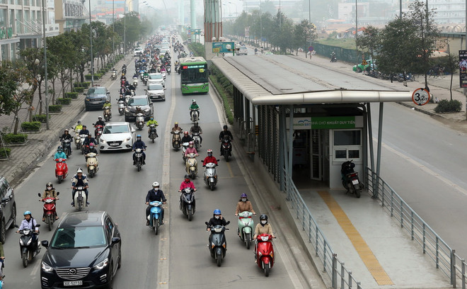 Xe buýt nhanh BRT lưu thông trên đường phố. (Ảnh: Huy Hùng/TTXVN) ttxvn_brt 2_1.jpg