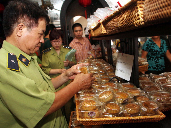 Bày bán bánh Trung Thu trên vỉa hè tại Hà Nội là trái phép ảnh 1