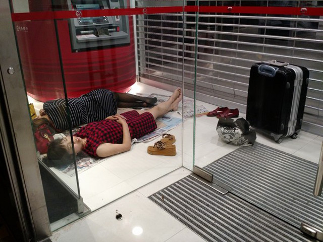 Hong Kong tranh cãi vì "dân đại lục nghèo khổ" ngủ bên cây ATM ảnh 1