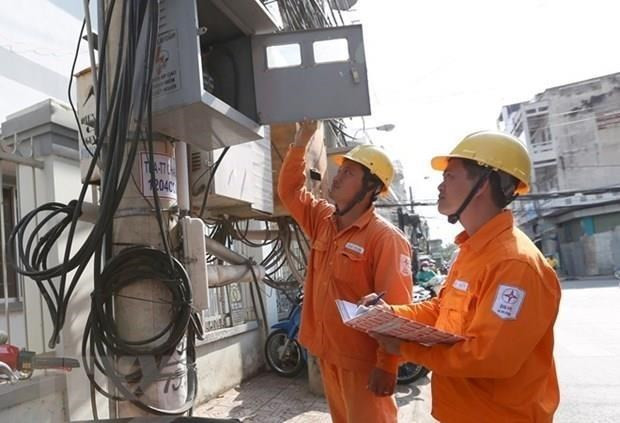Nhân viên điện lực đo chỉ số công tơ. (Nguồn: TTXVN) Đại biểu QH: Việc tăng giá điện để bảo đảm phù hợp với giá thị trường ảnh 2