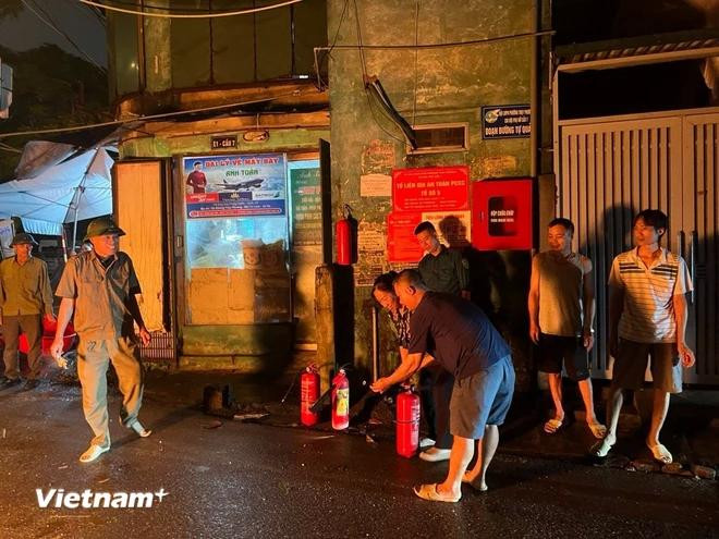Hướng dẫn sử dụng bình cứu hỏa mini dập tắt đám cháy tại Bắc Từ Liêm, Hà Nội. (Ảnh: PV/Vietnam+) phong chay.webp
