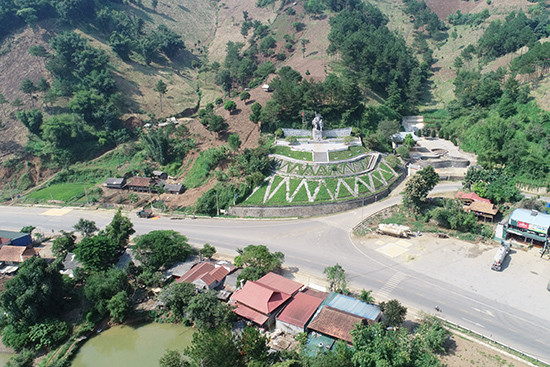 Ngã ba Cò Nòi với Khu tưởng niệm liệt sĩ thanh niên xung phong tham gia chiến dịch Điện Biên Phủ. (Nguồn: baosonla) Sơn La: Khánh thành khu tưởng niệm tri ân di tích Ngã ba Cò Nòi ảnh 1