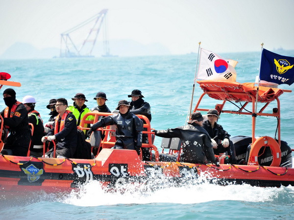 Dùng thiết bị điều khiển từ xa tìm nạn nhân vụ chìm phà ảnh 1