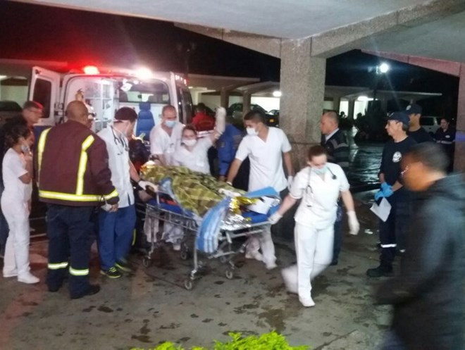 Một nạn nhân được đưa đến bệnh viên. (Nguồn: MiOriente) Brazil để quốc tang 3 ngày tưởng niệm nạn nhân vụ máy bay rơi ảnh 1
