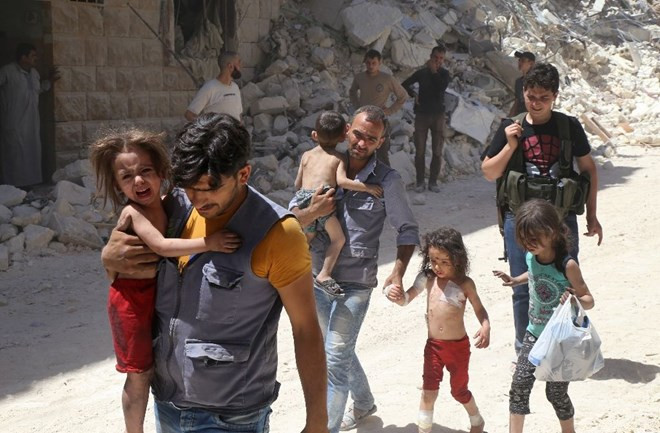 Người dân Syria rút khỏi thành phố Aleppo (Nguồn: AFP) Liên hợp quốc: 16.000 người bị buộc rời khỏi thành phố Aleppo ảnh 1