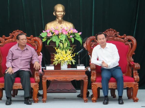 Bí thư Thành uỷ, Chủ tịch HĐND Thành phố Đà Nẵng Nguyễn Xuân Anh tiếp Bí thư Tỉnh ủy, Tỉnh trưởng tỉnh Champasak, Lào Bounthong Divixay. (Ảnh: Văn Sơn/TTXVN) Kim ngạch xuất khẩu của Đà Nẵng sang Lào đạt 18,7 triệu USD ảnh 1