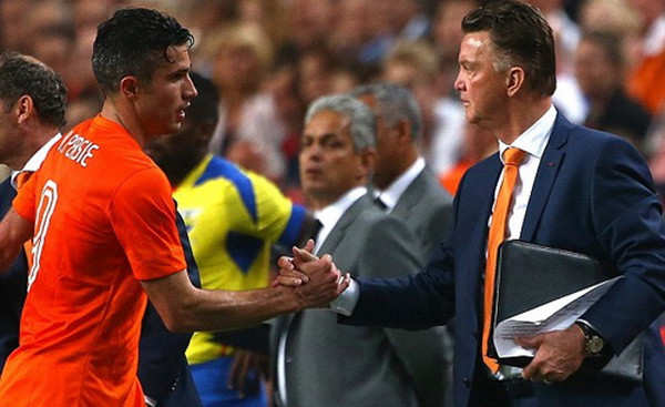 Louis van Gaal sẽ trao cơ hội nhiều hơn cho cậu học trò cưng Robin van Persie khi dẫn dắt M.U. (Nguồn: Getty) Van Gaal nói gì sau khi cập bến M.U, nhận Giggs làm trợ lý? ảnh 1