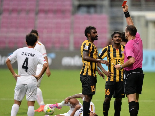 Cận cảnh đội tuyển Myanmar bất lực trước 10 cầu thủ Malaysia ảnh 1