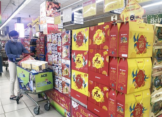 Dòng sản phẩm hộp quà Tết An của công ty TNHH Thực phẩm Orion Vina đa dạng chủng loại dành cho phân khúc khách hàng cá nhân và doanh nghiệp. (Ảnh: Mỹ Phương/TTXVN) TP.HCM: Nhộn nhịp thị trường sản phẩm quà tặng phiên bản Tết 2023 ảnh 1