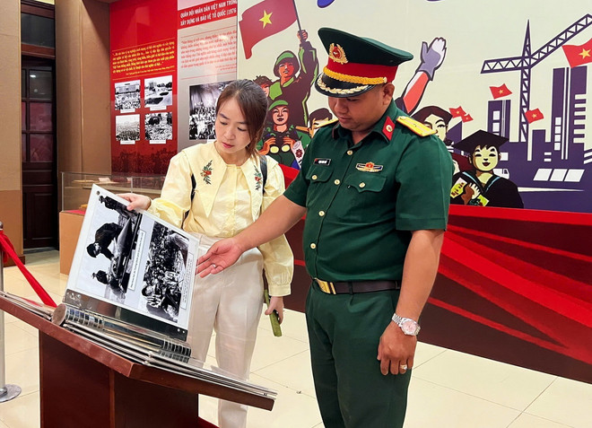 TTXVN_1012 trien lam quan doi 2.jpg