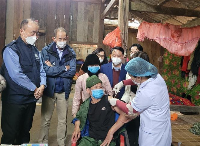 Giám đốc WHO khu vực Tây Thái Bình Dương và đoàn công tác quan sát hoạt động tiêm chủng vaccine phòng COVID-19 tại nhà cho người già yếu không đến được các cơ sở y tế, tại thôn Đá Đứng, xã Đại Sơn. (Ảnh: TTXVN phát) WHO khẳng định đồng hành cùng Yên Bái chống đại dịch COVID-19 ảnh 2