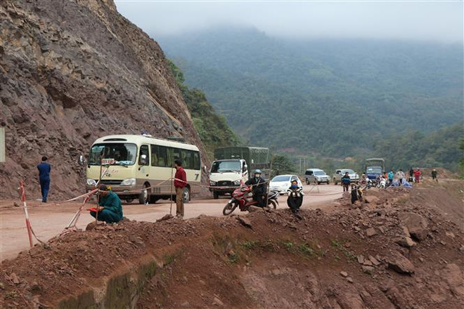 Điện Biên: Quốc lộ 4H đã thông tuyến sau nhiều giờ tê liệt vì sạt lở ảnh 1