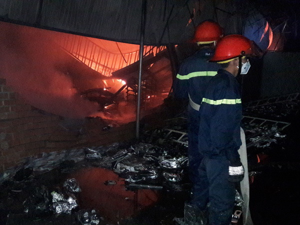 Cháy hàng giày dép ở Đồng Xoài, 2 mẹ con tử vong tại chỗ ảnh 1