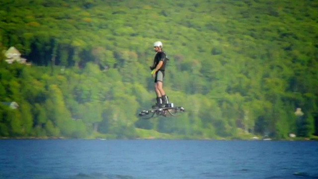 Người đàn ông lập kỷ lục về quãng đường "bay" trên mặt hồ ảnh 1