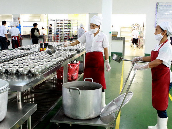 Bếp ăn tập thể đảm bảo tiêu chuẩn vệ sinh an toàn thực phẩm của Công ty TNHH hệ thống dây dẫn SUMI Việt Nam. (Ảnh minh họa: Dương Ngọc/TTXVN) Quyết liệt thực hiện đảm bảo vệ sinh an toàn thực phẩm dịp Tết ảnh 1