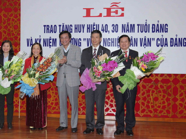 Ban Thường vụ Đảng ủy và Văn phòng Quốc hội lấy phiếu tín nhiệm ảnh 1