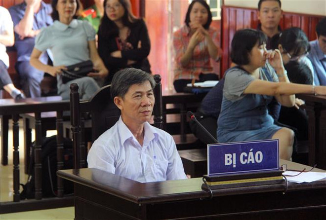Bị cáo Hồ Minh Khiêm tại phiên tòa phúc thẩm ngày 26/11/2019. (Ảnh: Nguyên Linh/TTXVN) Hủy bản án sơ thẩm vụ nguyên Trưởng phòng Thanh tra thuế nhận hối lộ ảnh 1
