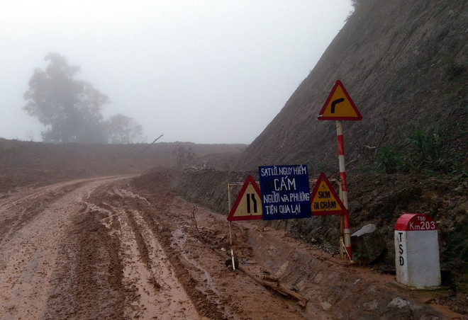 Hàng nghìn tấn đất đá chắn ngang tuyến đường Trường Sơn Đông ảnh 1