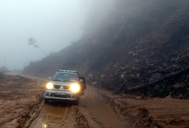 Hàng nghìn tấn đất đá chắn ngang tuyến đường Trường Sơn Đông ảnh 2