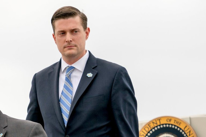 Trợ lý Tổng thống Mỹ Donald Trump từ chức vì cáo buộc lạm dụng vợ cũ ảnh 1