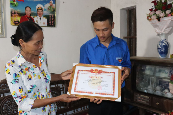 Nam Định khen thưởng cho thanh niên cứu người trên sông Ninh Cơ ảnh 1