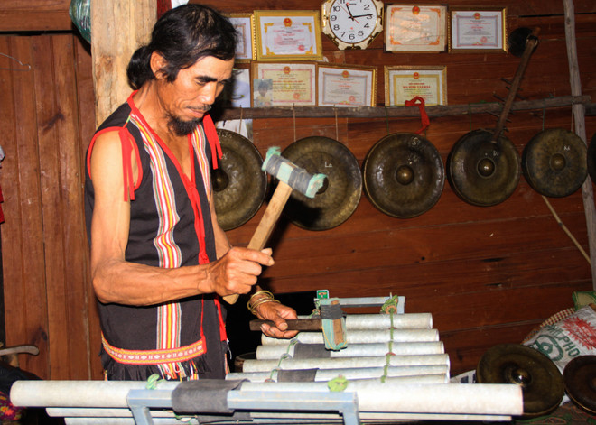 Ông A Thui biểu diễn chiếc đàn T’rưng sắt do chính ông chế tác. (Ảnh: Khoa Chương/TTXVN) Nghệ nhân A Thui - Người giữ hồn văn hóa dân tộc Rơ Ngao ảnh 1