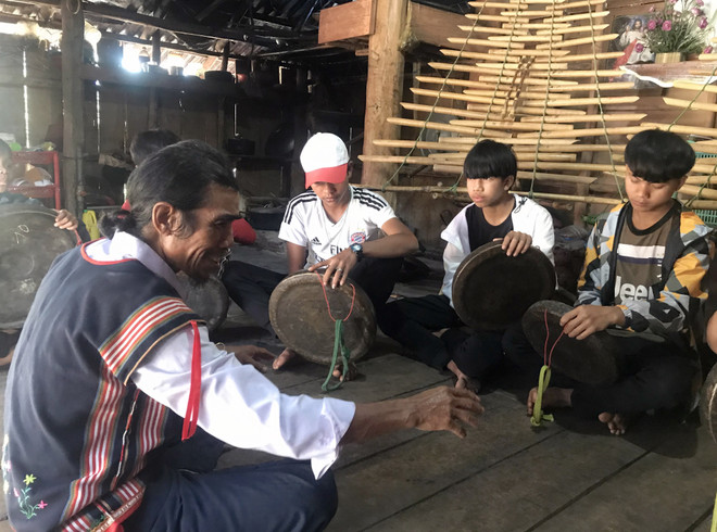 Ông A Thui dạy cồng chiêng cho các em nhỏ. (Ảnh: Khoa Chương/TTXVN) Nghệ nhân A Thui - Người giữ hồn văn hóa dân tộc Rơ Ngao ảnh 3