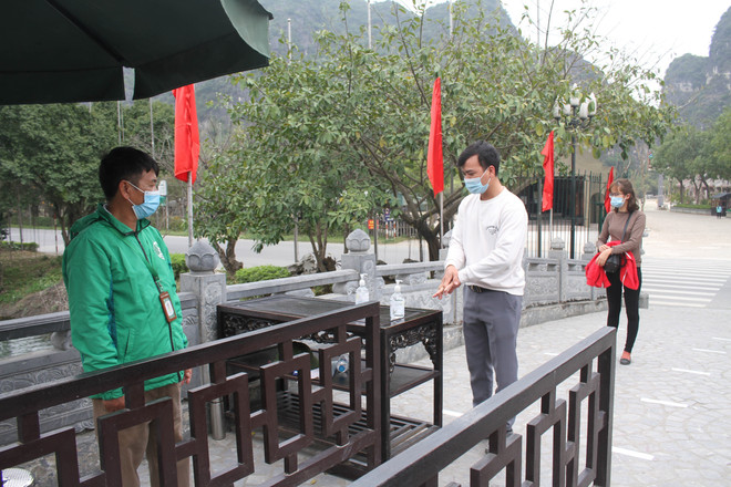 Công tác phòng chống dịch COVID-19 tại Khu du lịch sinh thái Tràng An. (Ảnh: Hải Yến/TTXVN) Ninh Bình ‘siết’ phòng dịch COVID-19, đảm bảo an toàn tại khu du lịch ảnh 1