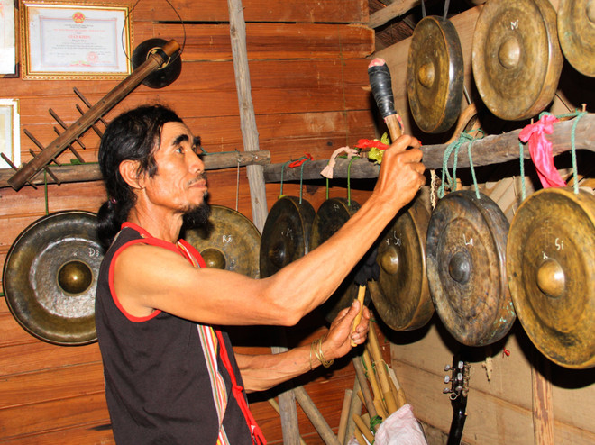 Ông A Thui thử âm của những bộ cồng chiêng. (Ảnh: Khoa Chương/TTXVN) Nghệ nhân A Thui - Người giữ hồn văn hóa dân tộc Rơ Ngao ảnh 2