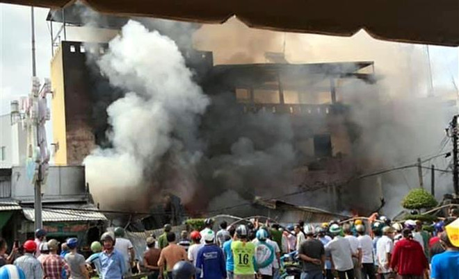 Sóc Trăng: Cháy lớn thiêu rụi 4 căn nhà, 1 người tử vong ảnh 1