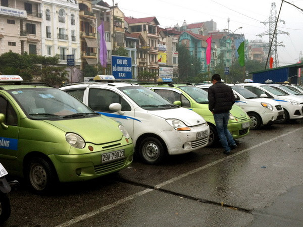 Xăng tăng giá mạnh, taxi tại Hà Nội chuẩn bị tăng giá cước ảnh 1